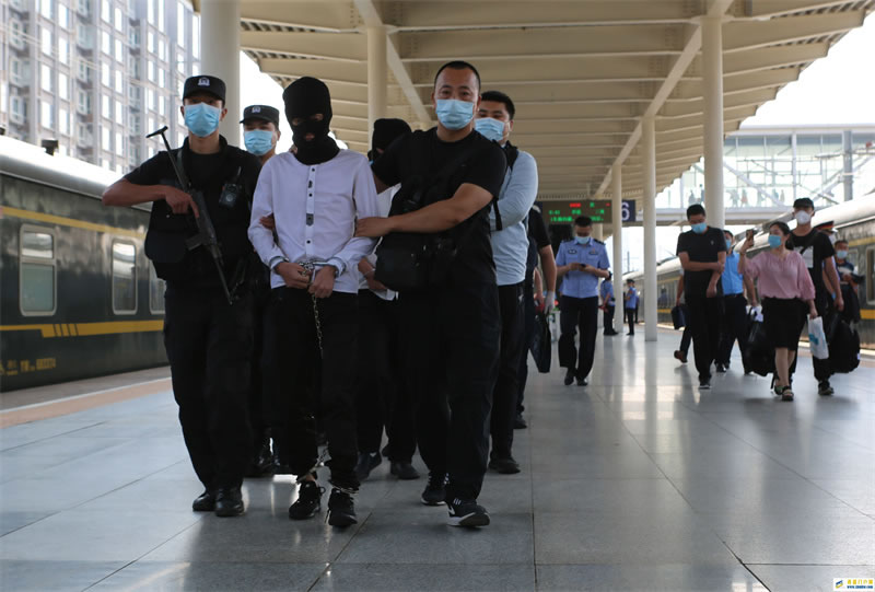 呼和浩特铁路警方摧毁一特大贩毒网络(图1) 呼和浩特铁路警方摧毁一特大贩毒网络(图1)