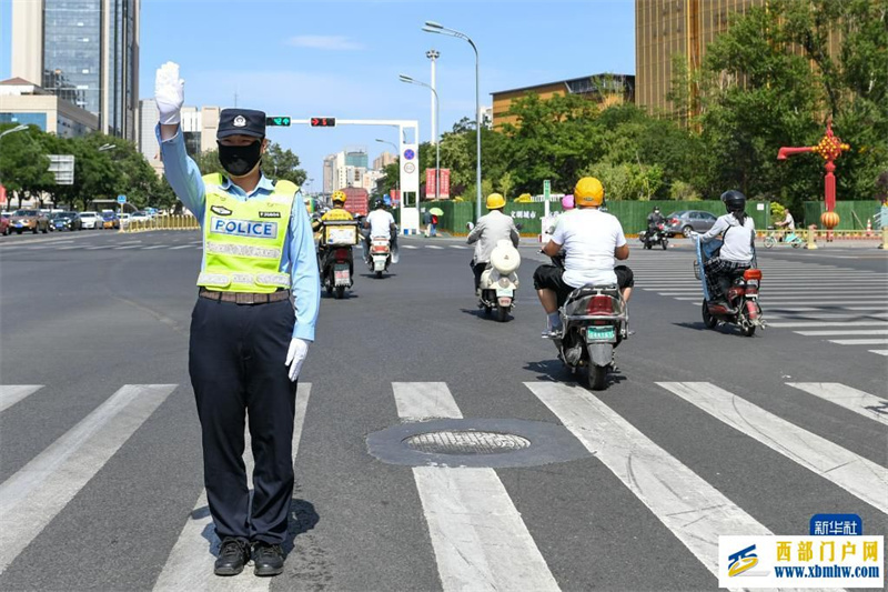 呼和浩特:高温下的劳动者(图1) 呼和浩特:高温下的劳动者(图1)