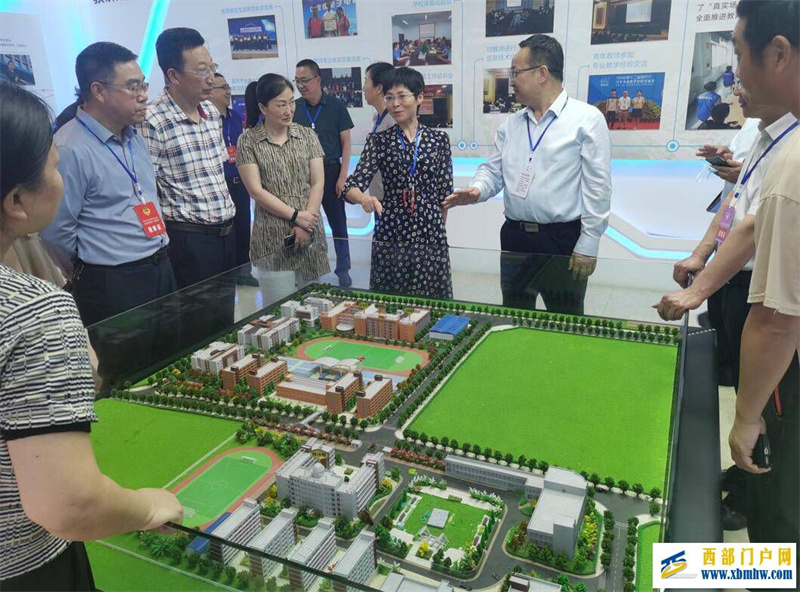 重庆铜梁区:政协委员开展协商式监督为企业发展送“金点子”(图1) 重庆铜梁区:政协委员开展协商式监督为企业发展送“金点子”(图1)