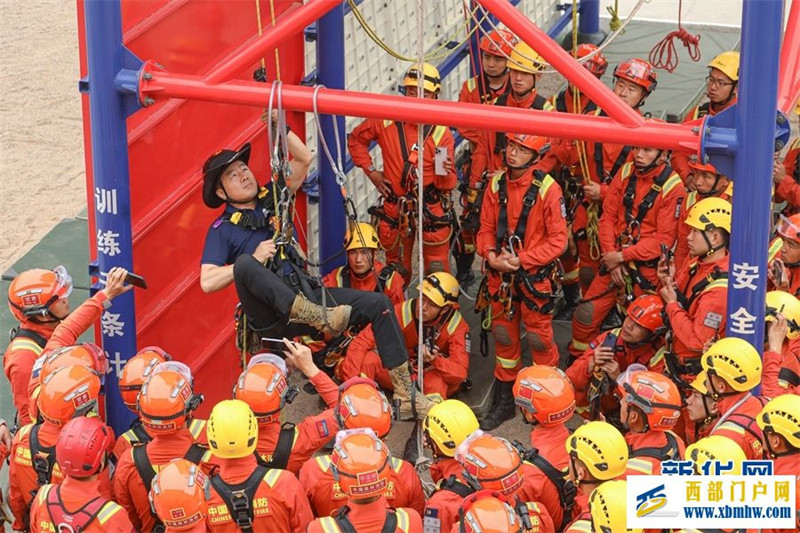 甘肃:森林消防员“飞檐走壁”练技能(图1) 甘肃:森林消防员“飞檐走壁”练技能(图1)