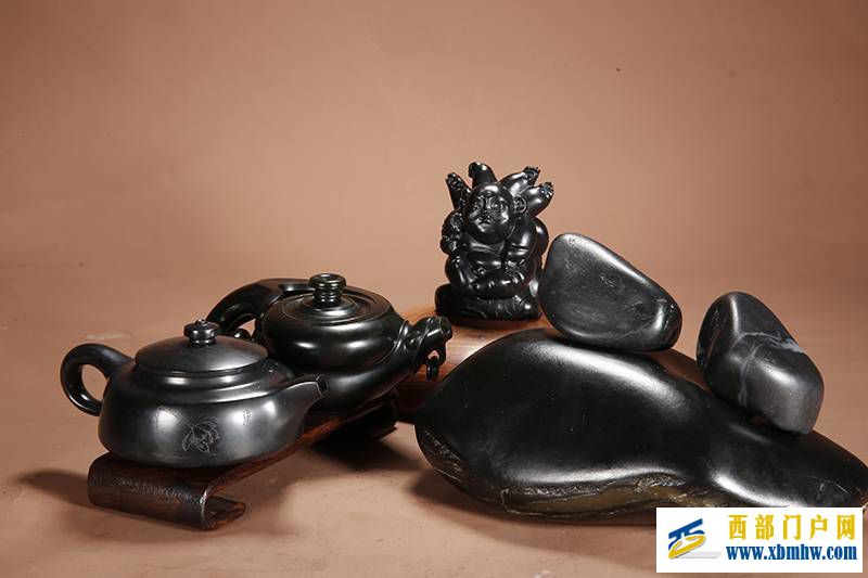 黑如漆,油若脂!谁能当得起和田玉里的“黑羊脂”!(图1) 黑如漆,油若脂!谁能当得起和田玉里的“黑羊脂”!(图1)