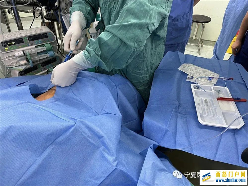 宁夏男子从5米高空坠落,被5根钢筋贯通身体!命悬一线(图1) 宁夏男子从5米高空坠落,被5根钢筋贯通身体!命悬一线(图1)