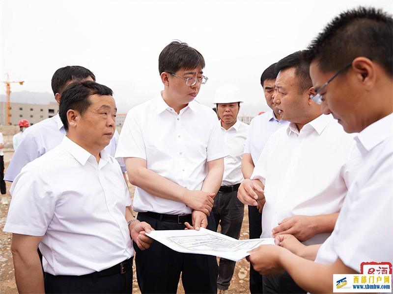 酒泉:王立奇在肃州区、酒泉经开区调研工业投资重大项目(图3) 酒泉:王立奇在肃州区、酒泉经开区调研工业投资重大项目(图3)