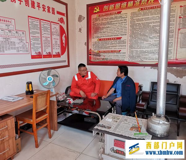 国网兰州输油气分公司:抓牢春耕管道安全“主动权”(图1) 管道工及时到管道沿线村委会了解地方项目规划情况。石建强 摄.jpg