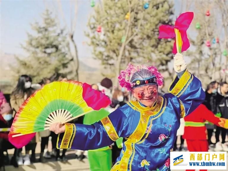 赏社火 看非遗 观美景 兰州水墨丹霞景区年味足人气旺(图1) 赏社火 看非遗 观美景 兰州水墨丹霞景区年味足人气旺(图1)