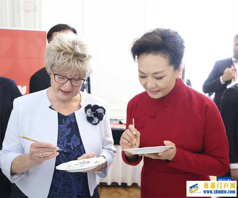 彭丽媛同匈牙利总统舒尤克夫人纳吉参观布达王宫并茶叙(图2) 彭丽媛同匈牙利总统舒尤克夫人纳吉参观布达王宫并茶叙(图2)