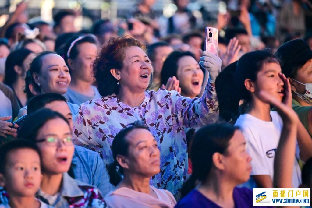 新疆“丝绸之路”街舞展演燃动油城(图9)
