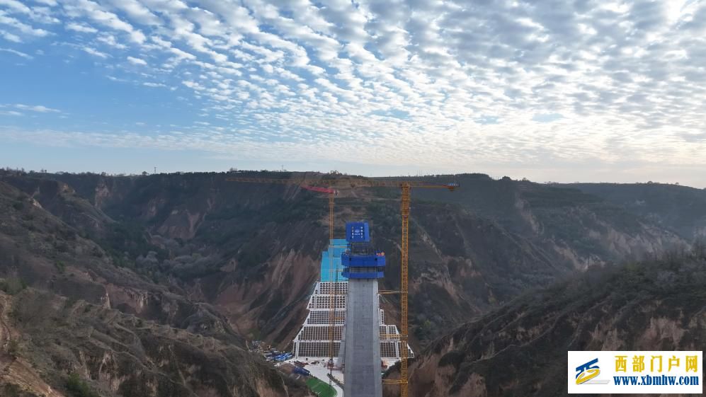 平庆铁路稠水沟特大桥主墩全部完成封顶(图1)