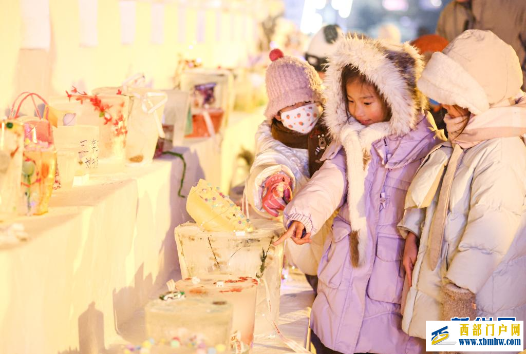 额尔古纳：2000余件冰灯作品照亮少儿梦想(图1)