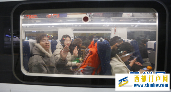 贵州长顺:春风护航返岗路 暖心专列赴“新程”(图2) 贵州长顺:春风护航返岗路 暖心专列赴“新程”(图2)