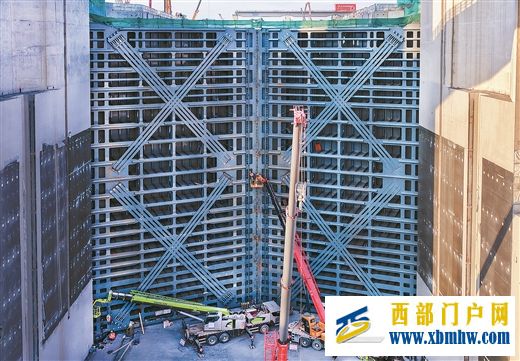 千吨巨门“锁”住毫末之缝(图1) 千吨巨门“锁”住毫末之缝(图1)