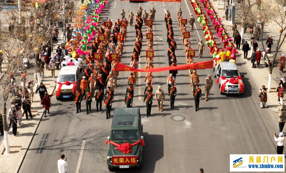 灵武市:老兵载誉归 新兵踏梦行(图1) 灵武市:老兵载誉归 新兵踏梦行(图1)