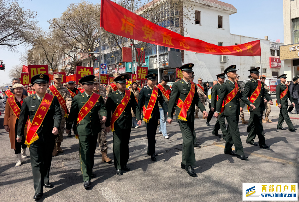 灵武市:老兵载誉归 新兵踏梦行(图2) 灵武市:老兵载誉归 新兵踏梦行(图2)